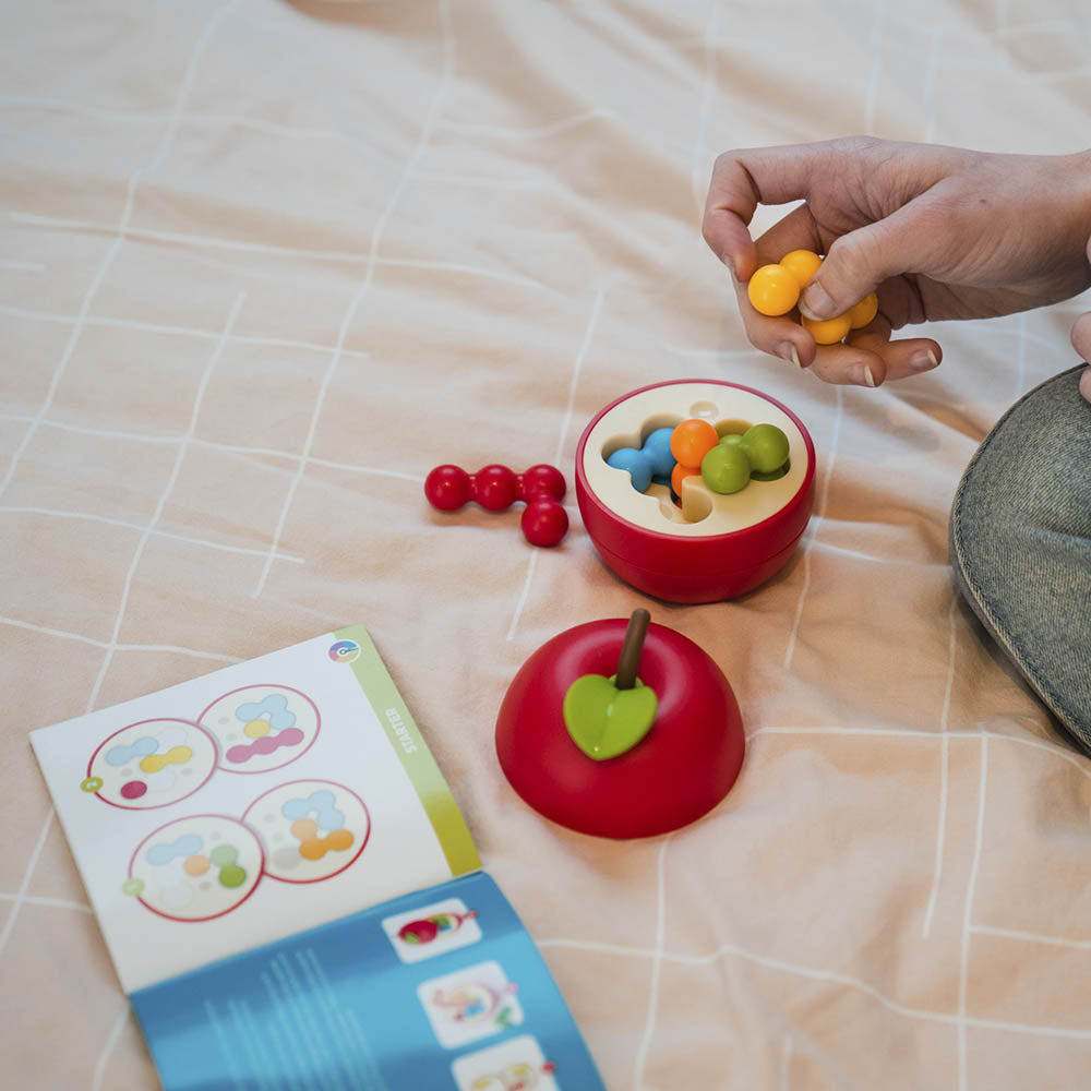 Smart Games - Apple Puzzler, joc de logica cu 80 de provocari, 8+ ani, editie internationala