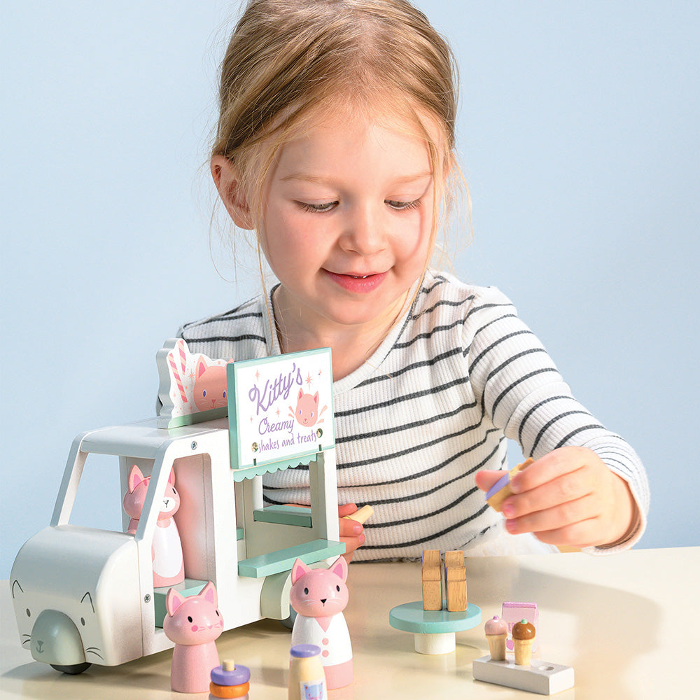 Furgoneta cu milkshake-uri a lui Kitty, din lemn premium - Kitty's Milkshake Van - TL8377