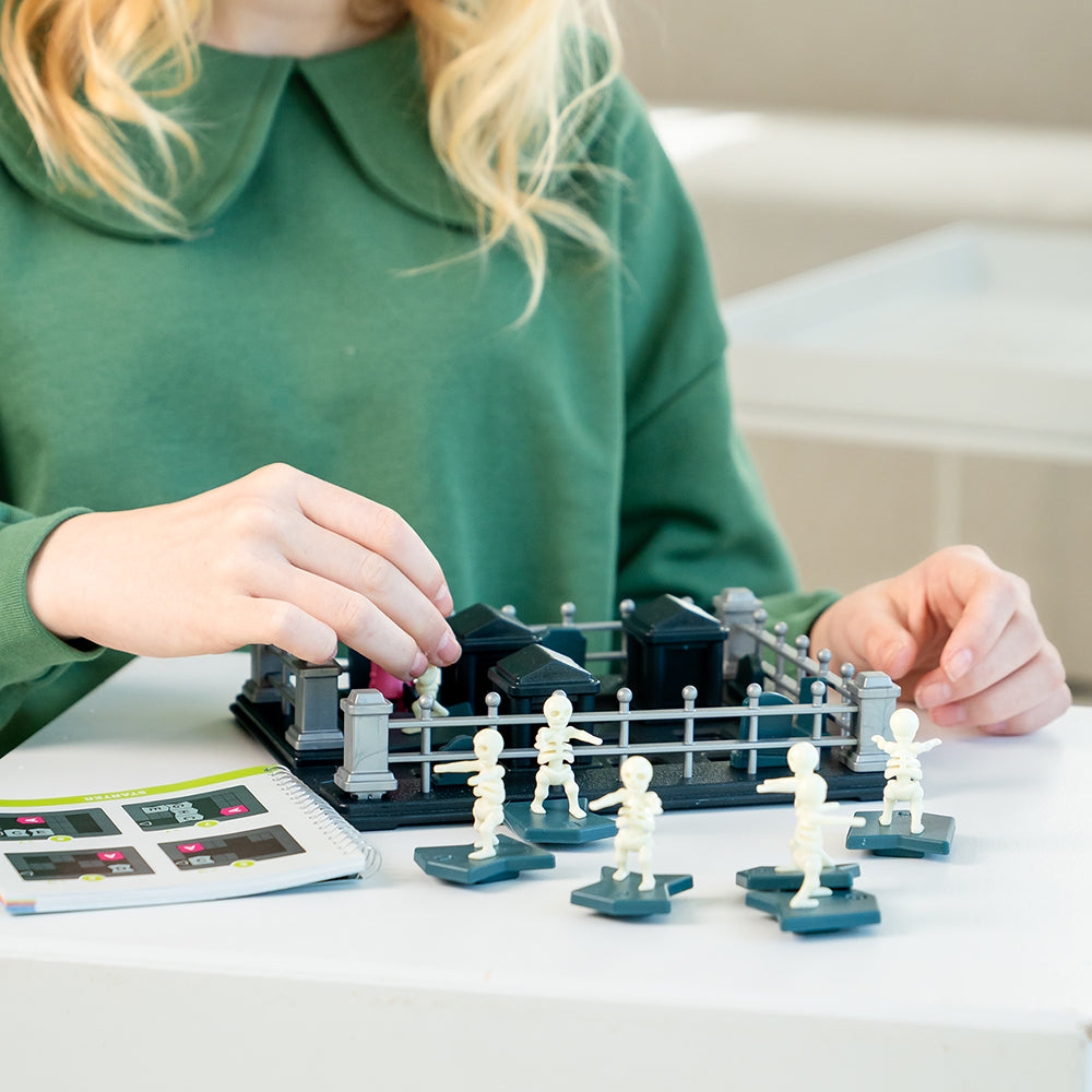 Smart Games - Graveyard Shift, joc de logica cu 80 de provocari, 10+ ani, editie internationala