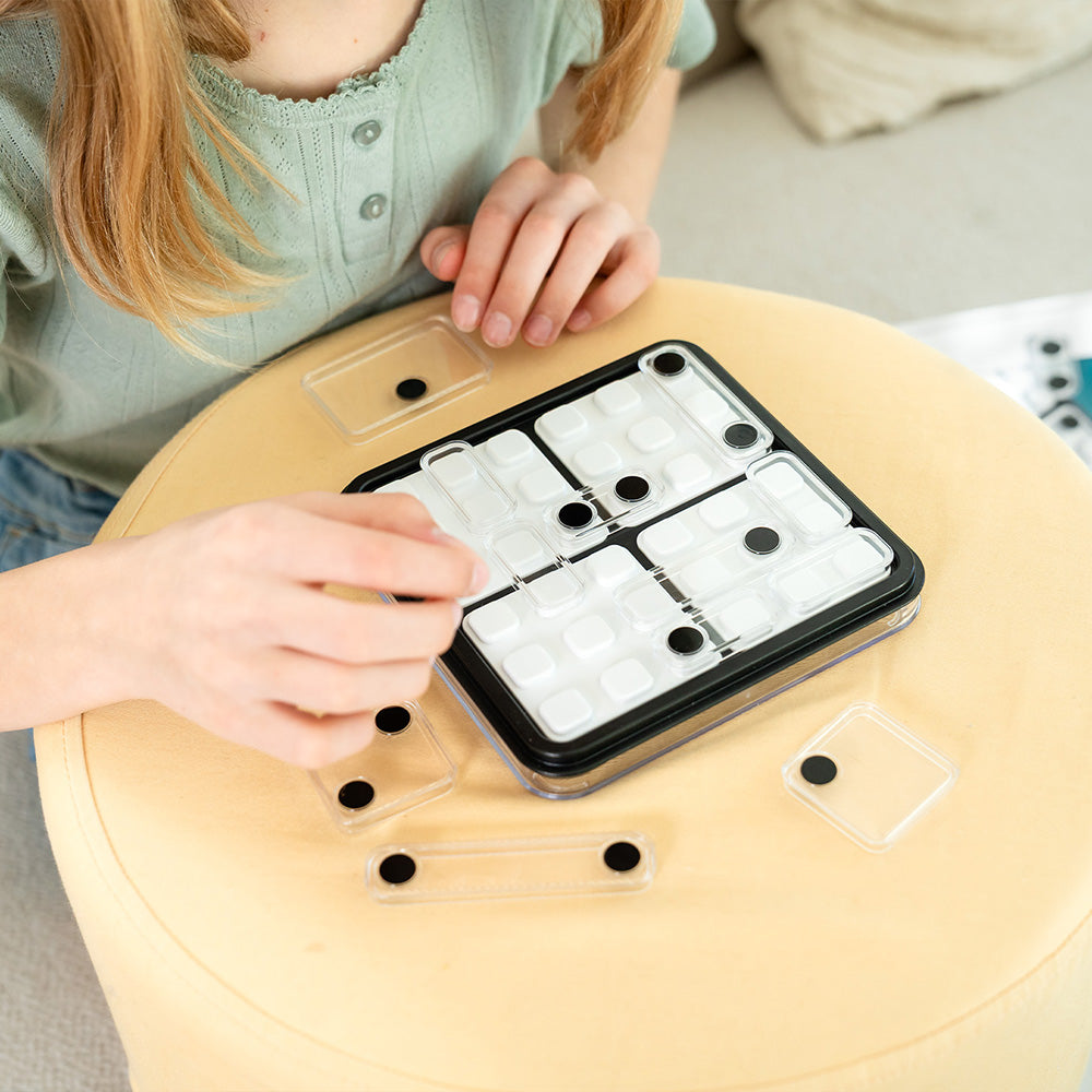 Smart Games - Dice Deduction, joc de logica cu 60 de provocari, 10+ ani, editie internationala